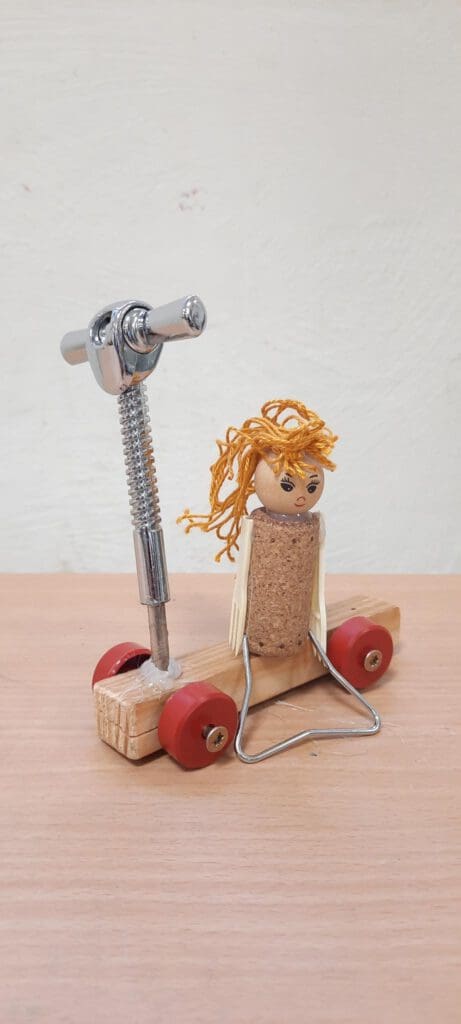 Eine Nixe fährt Roller